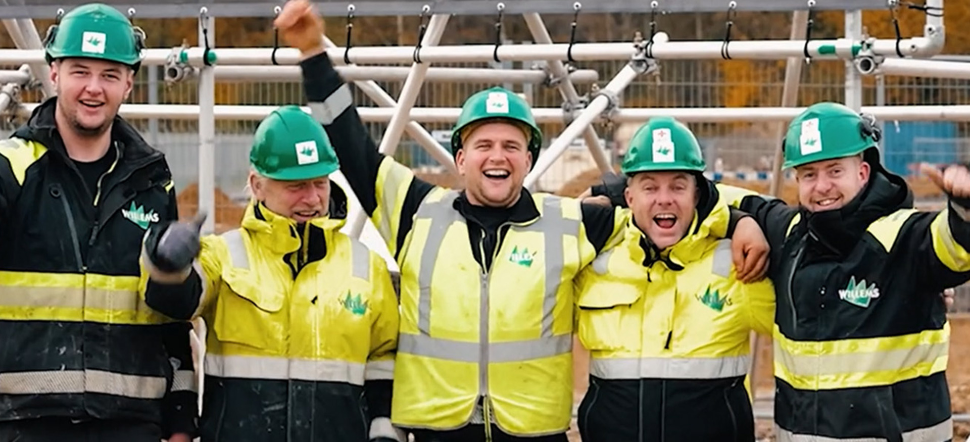 Collega's Willems Bouwbedrijf werken aan een bouwproject