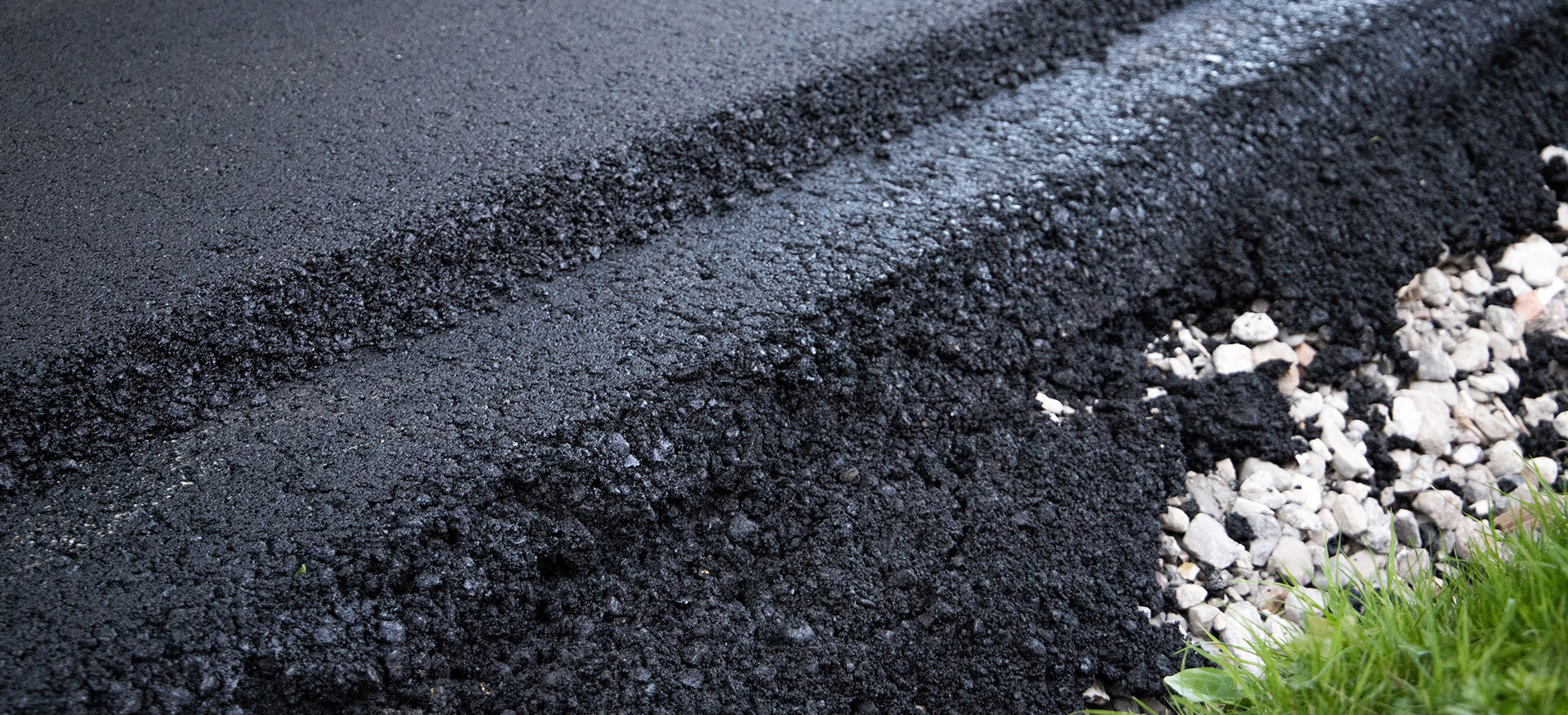Rand van vers asfalt op de weg